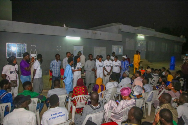 Le DG de la SICAP, Mamadou Kassé, partage le "Ndogou" avec des étudiants de Tamba (IMAGES)
