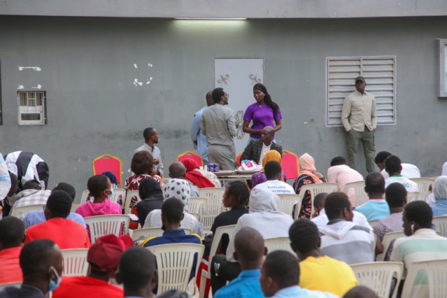 Le DG de la SICAP, Mamadou Kassé, partage le "Ndogou" avec des étudiants de Tamba (IMAGES)