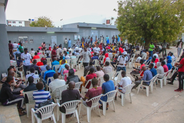 Le DG de la SICAP, Mamadou Kassé, partage le "Ndogou" avec des étudiants de Tamba (IMAGES)