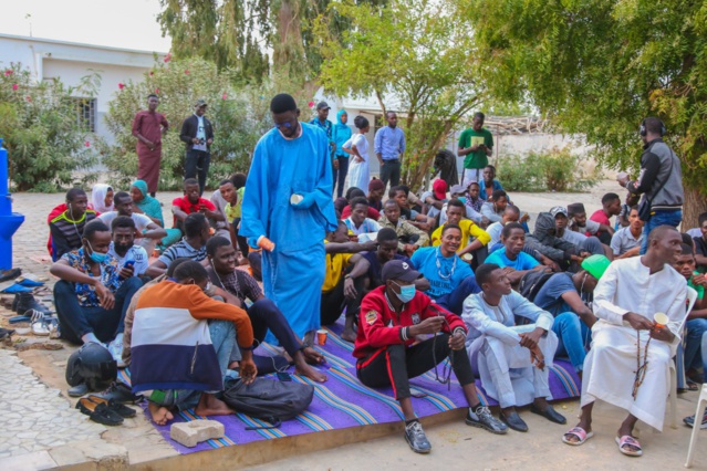 Le DG de la SICAP, Mamadou Kassé, partage le "Ndogou" avec des étudiants de Tamba (IMAGES)