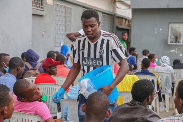 Le DG de la SICAP, Mamadou Kassé, partage le "Ndogou" avec des étudiants de Tamba (IMAGES) Le DG de la SICAP, Mamadou Kassé, partage le "Ndogou" avec des étudiants de Tamba (IMAGES)