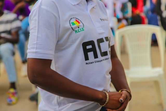 Le DG de la SICAP, Mamadou Kassé, partage le "Ndogou" avec des étudiants de Tamba (IMAGES) Le DG de la SICAP, Mamadou Kassé, partage le "Ndogou" avec des étudiants de Tamba (IMAGES)