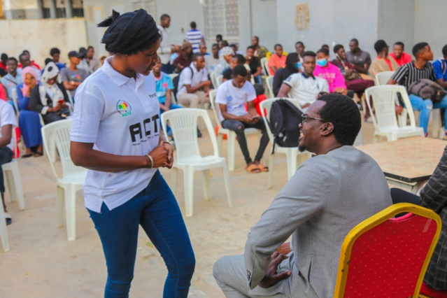 Le DG de la SICAP, Mamadou Kassé, partage le "Ndogou" avec des étudiants de Tamba (IMAGES)