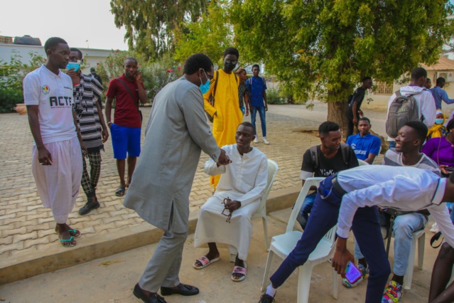 Le DG de la SICAP, Mamadou Kassé, partage le "Ndogou" avec des étudiants de Tamba (IMAGES)