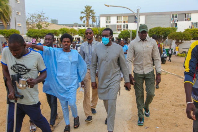 Le DG de la SICAP, Mamadou Kassé, partage le "Ndogou" avec des étudiants de Tamba (IMAGES)