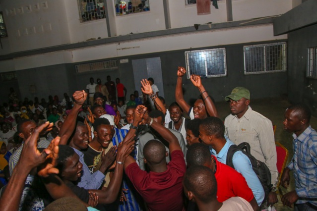 Le DG de la SICAP, Mamadou Kassé, partage le "Ndogou" avec des étudiants de Tamba (IMAGES)