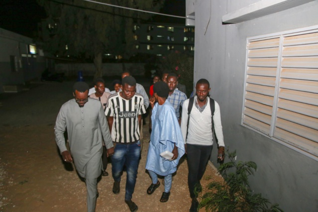 Le DG de la SICAP, Mamadou Kassé, partage le "Ndogou" avec des étudiants de Tamba (IMAGES)