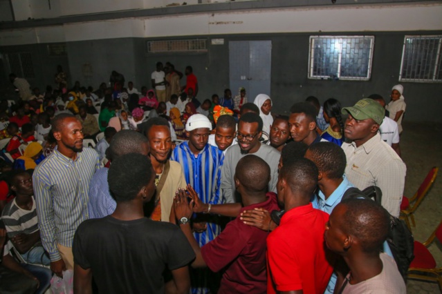 Le DG de la SICAP, Mamadou Kassé, partage le "Ndogou" avec des étudiants de Tamba (IMAGES)