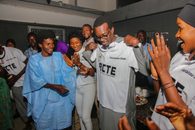 Le DG de la SICAP, Mamadou Kassé, partage le "Ndogou" avec des étudiants de Tamba (IMAGES)