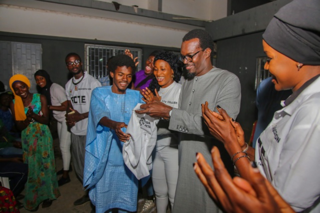 Le DG de la SICAP, Mamadou Kassé, partage le "Ndogou" avec des étudiants de Tamba (IMAGES)