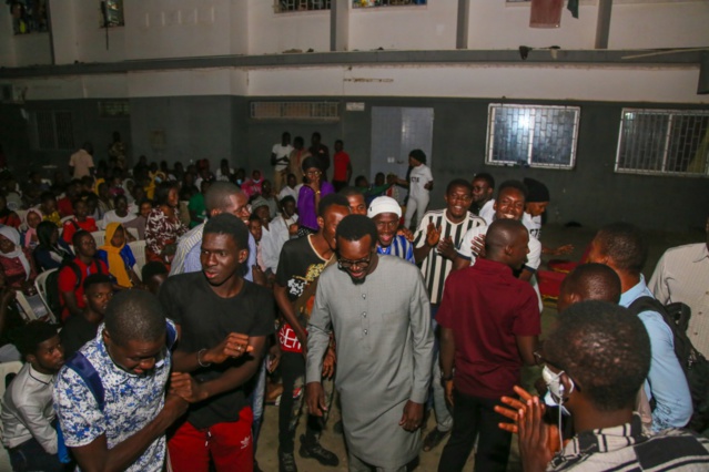 Le DG de la SICAP, Mamadou Kassé, partage le "Ndogou" avec des étudiants de Tamba (IMAGES)