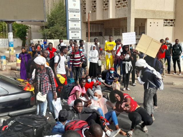 04 ans sans subvention venant de la mairie : Les 1.000 étudiants ressortissants de Kaolack à l'UGB barrent la RN1. 04 ans sans subvention venant de la mairie : Les 1.000 étudiants ressortissants de Kaolack à l'UGB barrent la RN1.