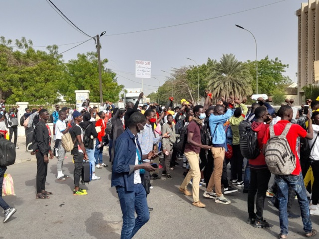 04 ans sans subvention venant de la mairie : Les 1.000 étudiants ressortissants de Kaolack à l'UGB barrent la RN1.