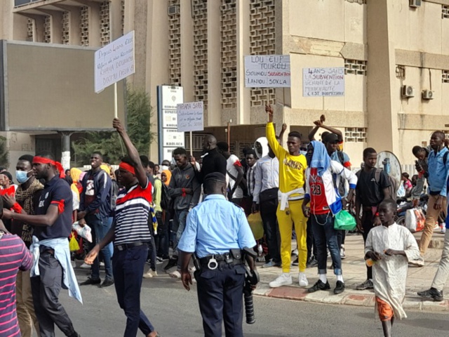 04 ans sans subvention venant de la mairie : Les 1.000 étudiants ressortissants de Kaolack à l'UGB barrent la RN1. 04 ans sans subvention venant de la mairie : Les 1.000 étudiants ressortissants de Kaolack à l'UGB barrent la RN1.