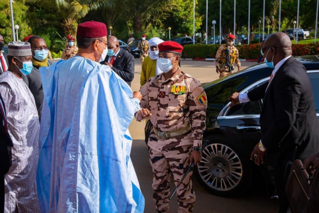 Visite au Niger : le Général Mahamat Idriss Déby soutient les soldats tchadiens déployés à Téra. Visite au Niger : le Général Mahamat Idriss Déby soutient les soldats tchadiens déployés à Téra.