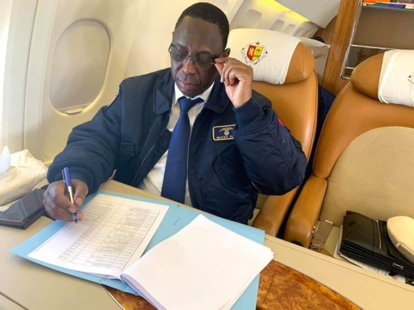 Informé de la fermeture des boites aux Almadies peu avant son départ sur Paris, Macky Sall tape du poing sur la table