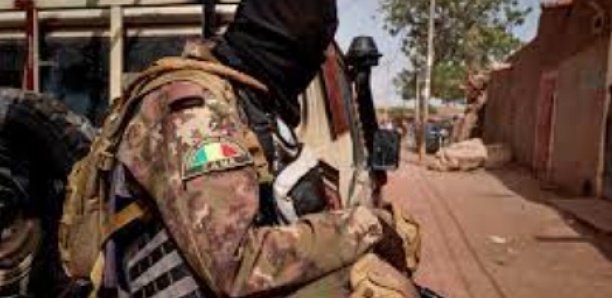 Bruits de bottes au palais de Bamako : La garnison de Kati encerclée, des diplomates évacués Bruits de bottes au palais de Bamako : La garnison de Kati encerclée, des diplomates évacués