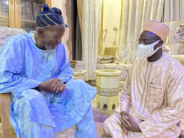 Urgent- Le responsable de l'Apr à Kaolack Mamadou Ndiaye Rahma chez le Khalif de Médina Baye ( images exclusives de dakarposte.com)