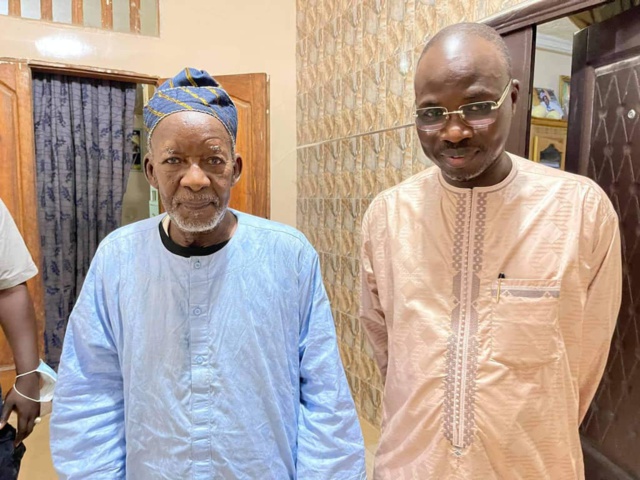 Urgent- Le responsable de l'Apr à Kaolack Mamadou Ndiaye Rahma chez le Khalif de Médina Baye ( images exclusives de dakarposte.com) Urgent- Le responsable de l'Apr à Kaolack Mamadou Ndiaye Rahma chez le Khalif de Médina Baye ( images exclusives de dakarposte.com)