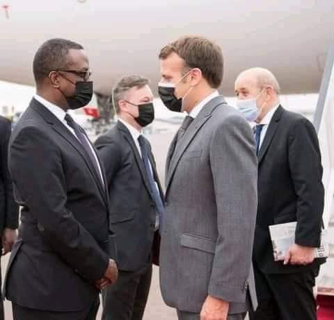 Le Président Rwandais rend la pareille à Macron- Paul Kagame délègue un ministre accueillir le Président Français Le Président Rwandais rend la pareille à Macron- Paul Kagame délègue un ministre accueillir le Président Français