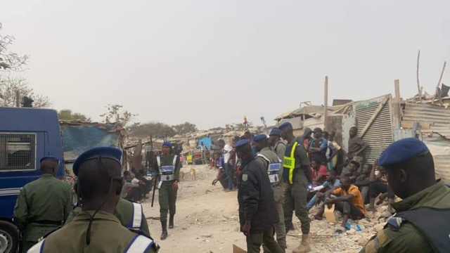 LA GENDARMERIE EFFECTUE UNE RAZZIA À OUAKAM : PLUS DE 800 ARRESTATIONS, DROGUE ET ARMES BLANCHES SAISIES