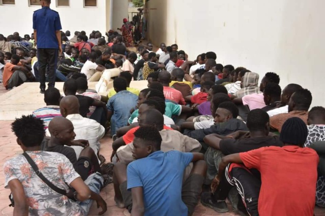 LA GENDARMERIE EFFECTUE UNE RAZZIA À OUAKAM : PLUS DE 800 ARRESTATIONS, DROGUE ET ARMES BLANCHES SAISIES