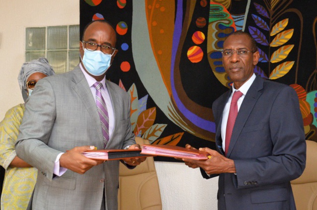 Compétitivité et emploi des jeunes : le Sénégal et la Banque Mondiale paraphent 2 accords de financement d'un coût de 150 milliards de Francs CFA. Compétitivité et emploi des jeunes : le Sénégal et la Banque Mondiale paraphent 2 accords de financement d'un coût de 150 milliards de Francs CFA.