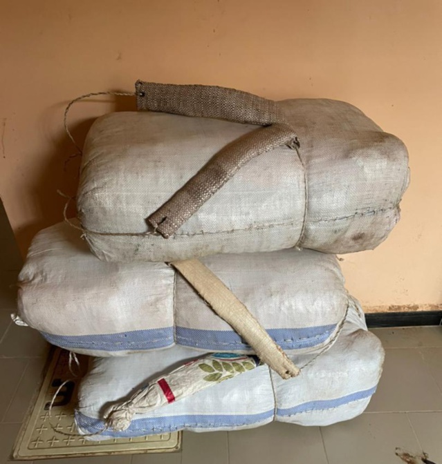 Trafic de stupéfiants : La Douane saisit plus d’une tonne et demi de chanvre indien à Fimela, à Nianing, à Fatick et à Kaolack. Trafic de stupéfiants : La Douane saisit plus d’une tonne et demi de chanvre indien à Fimela, à Nianing, à Fatick et à Kaolack.