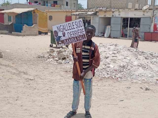 VISITE DU PR À SAINT-LOUIS: DES BRASSARDS ROUGES ET DES BAMBINS À L'ACCUEIL VISITE DU PR À SAINT-LOUIS: DES BRASSARDS ROUGES ET DES BAMBINS À L'ACCUEIL
