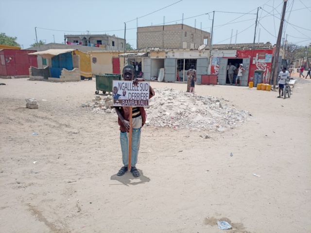 VISITE DU PR À SAINT-LOUIS: DES BRASSARDS ROUGES ET DES BAMBINS À L'ACCUEIL VISITE DU PR À SAINT-LOUIS: DES BRASSARDS ROUGES ET DES BAMBINS À L'ACCUEIL