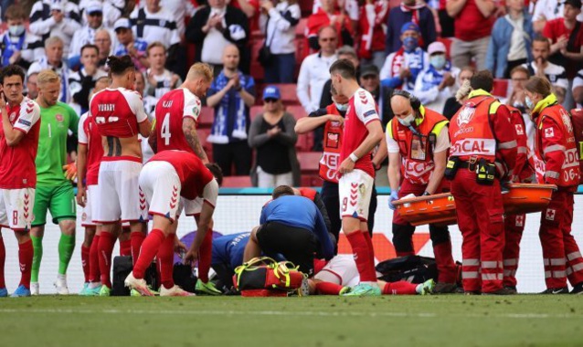 Euro 2021 : un joueur s'effondre en plein match avant de reprendre connaissance Euro 2021 : un joueur s'effondre en plein match avant de reprendre connaissance