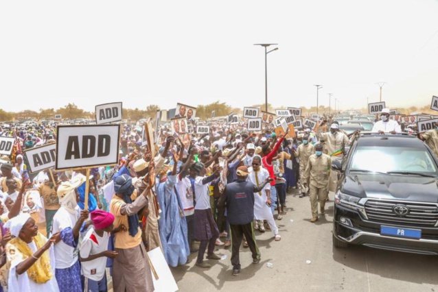 Macky chaleureusement reçu à Boké Diallobé dans le département de Podor Macky chaleureusement reçu à Boké Diallobé dans le département de Podor