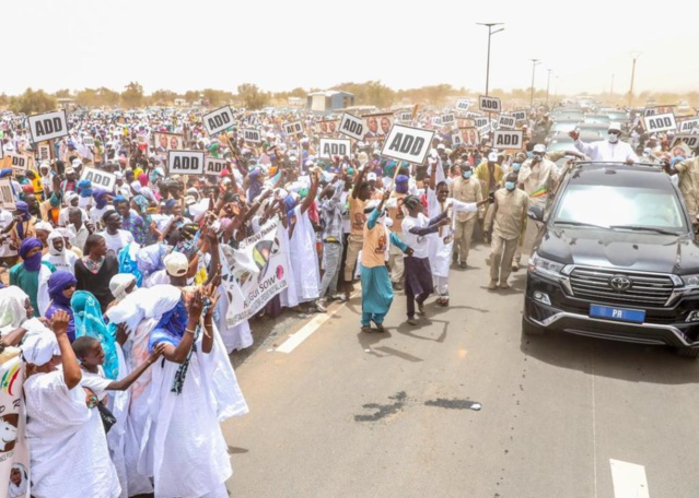 Macky chaleureusement reçu à Boké Diallobé dans le département de Podor Macky chaleureusement reçu à Boké Diallobé dans le département de Podor