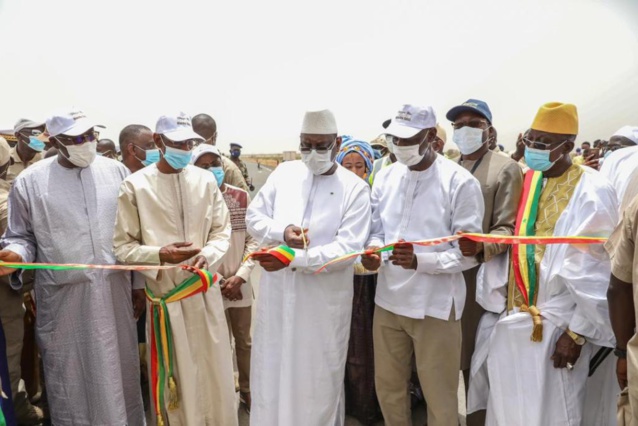 Macky chaleureusement reçu à Boké Diallobé dans le département de Podor Macky chaleureusement reçu à Boké Diallobé dans le département de Podor
