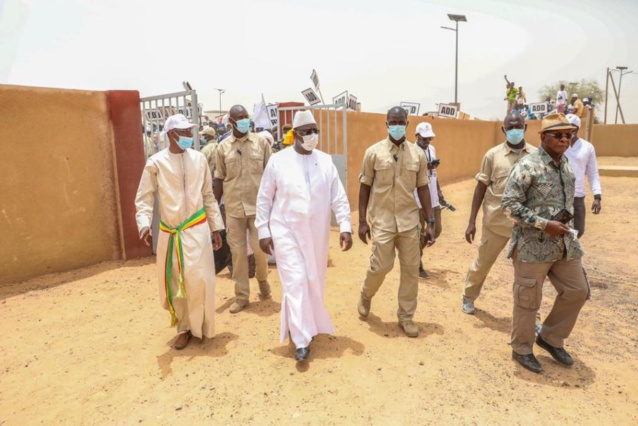 Macky chaleureusement reçu à Boké Diallobé dans le département de Podor Macky chaleureusement reçu à Boké Diallobé dans le département de Podor