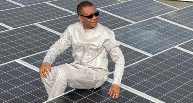 YOUSSOU NDOUR ET SON ÉPOUSE SE METTENT AU SOLAIRE