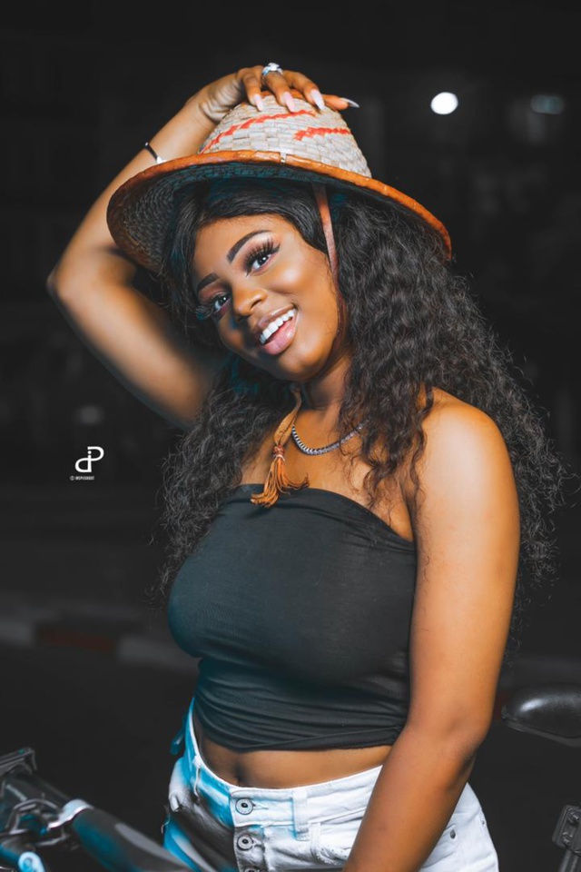 Ce que prépare la chanteuse Dieyna, une vraie beauté plus pimpante que jamais ( texte et photos)