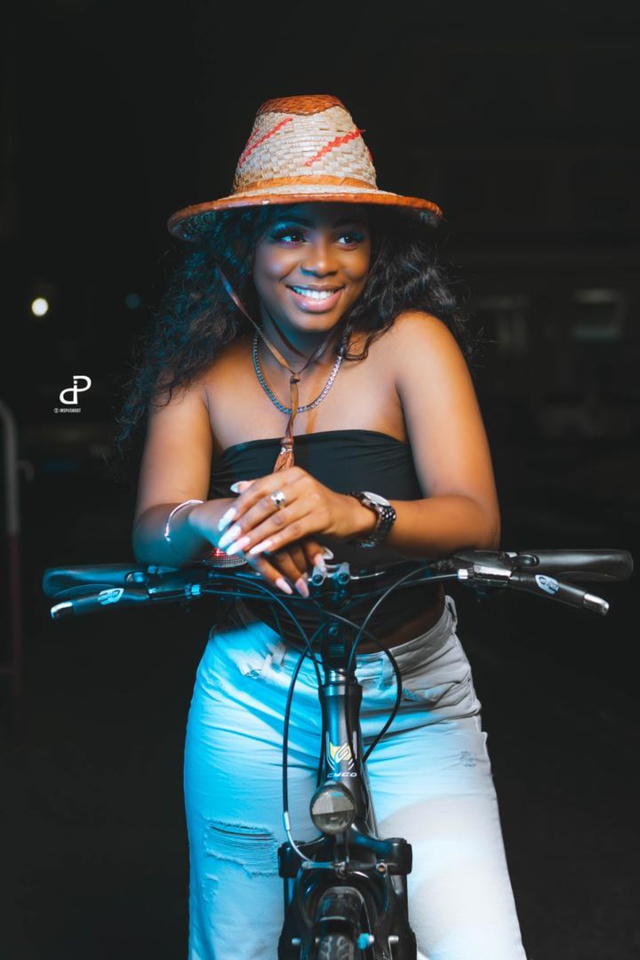 Ce que prépare la chanteuse Dieyna, une vraie beauté plus pimpante que jamais ( texte et photos)