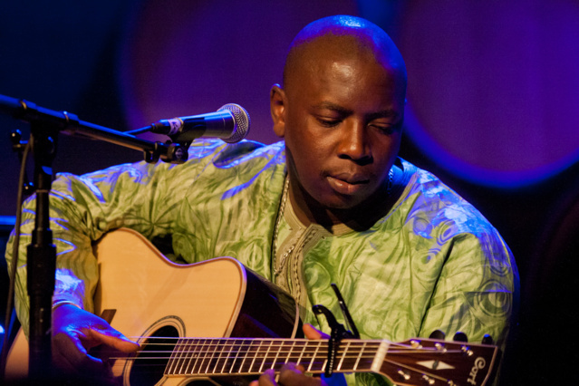 VIEUX FARKA TOURÉ DÉCOUVRE LE FESTIVAL DE JAZZ DE SAINT-LOUIS VIEUX FARKA TOURÉ DÉCOUVRE LE FESTIVAL DE JAZZ DE SAINT-LOUIS