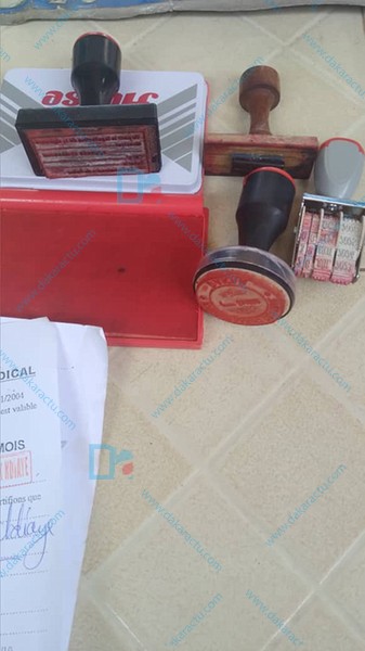 Mboro/ Démantèlement d’un réseau de confection de fausses cartes grises : Des cachets du commissariat de Dakar et du service régional des transports terrestres de Thiès retrouvés entre les mains des faussaires