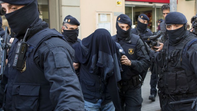 Espagne: arrestation des deux patrons présumés d'une embarcation chargée de migrants qui a fait naufrage la semaine passée Espagne: arrestation des deux patrons présumés d'une embarcation chargée de migrants qui a fait naufrage la semaine passée