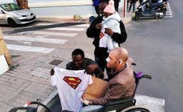 Espagne : un Sénégalais, sans-papiers, sauve héroïquement un vieil homme de la noyade