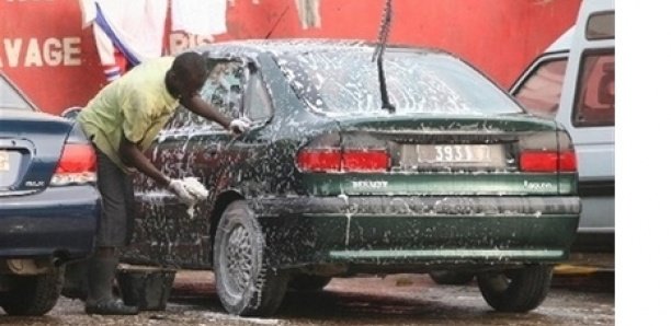 Grande mosquée de Dakar : Un laveur de véhicules fonce sur 3 personnes