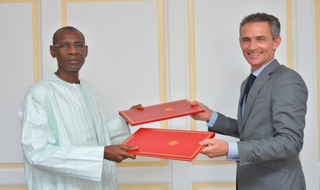 LA FRANCE SUSPEND UNE DETTE DE 13 MILLIARDS DU SÉNÉGAL