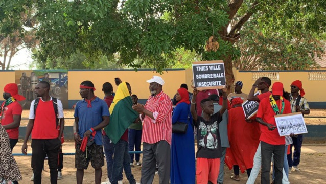 Manifestations contre la visite du Président Macky Sall à l'Isep-Thiès : Trois membres de l'opposition placés en garde à vue et deux blessés dont un grave. Manifestations contre la visite du Président Macky Sall à l'Isep-Thiès : Trois membres de l'opposition placés en garde à vue et deux blessés dont un grave.