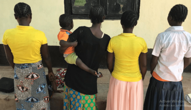 Un prof d'Anglais engrosse trois de ses élèves en classe de...5e au CEM... Un prof d'Anglais engrosse trois de ses élèves en classe de...5e au CEM...