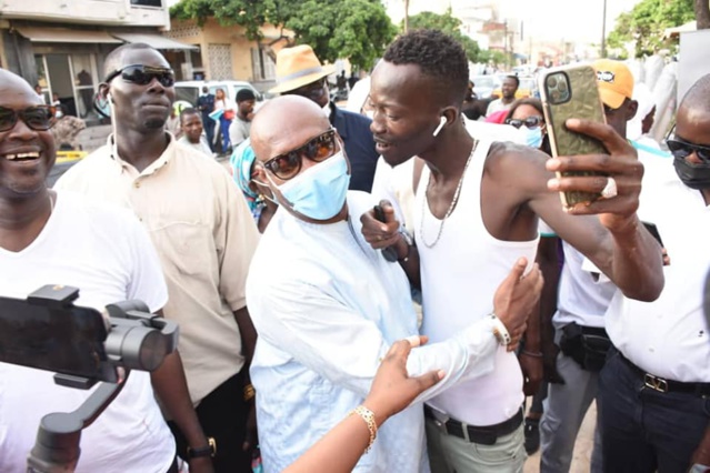 Barthélémy Dias, le maire va-t-en-guerre qui rêve de s’emparer de Dakar, défie... l'édile de la Médina Bamba Fall avec son porte-à-porte Barthélémy Dias, le maire va-t-en-guerre qui rêve de s’emparer de Dakar, défie... l'édile de la Médina Bamba Fall avec son porte-à-porte