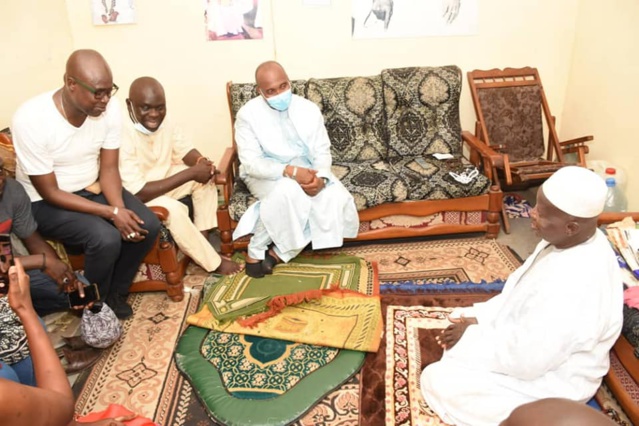 Barthélémy Dias, le maire va-t-en-guerre qui rêve de s’emparer de Dakar, défie... l'édile de la Médina Bamba Fall avec son porte-à-porte Barthélémy Dias, le maire va-t-en-guerre qui rêve de s’emparer de Dakar, défie... l'édile de la Médina Bamba Fall avec son porte-à-porte