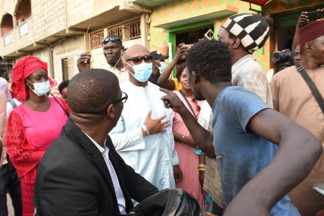 Barthélémy Dias, le maire va-t-en-guerre qui rêve de s’emparer de Dakar, défie... l'édile de la Médina Bamba Fall avec son porte-à-porte Barthélémy Dias, le maire va-t-en-guerre qui rêve de s’emparer de Dakar, défie... l'édile de la Médina Bamba Fall avec son porte-à-porte