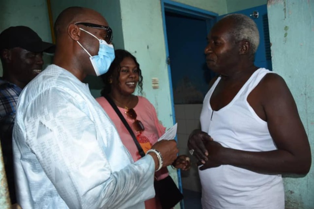 Barthélémy Dias, le maire va-t-en-guerre qui rêve de s’emparer de Dakar, défie... l'édile de la Médina Bamba Fall avec son porte-à-porte Barthélémy Dias, le maire va-t-en-guerre qui rêve de s’emparer de Dakar, défie... l'édile de la Médina Bamba Fall avec son porte-à-porte
